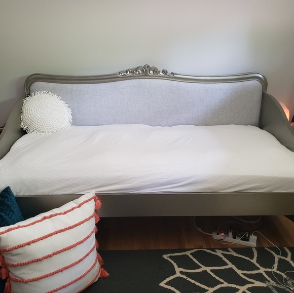 Day bed - Picture 3 of 4